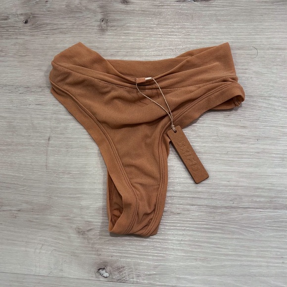 SKIMS Thong In Ochre - Picture 1 of 1
